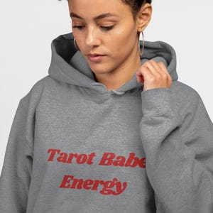 Sudadera Tarot Babe Energy / Regalos de brujas / Ropa acogedora / Ropa astrológica / Sudaderas únicas / Regalo para ella / Regalo para amantes del tarot
