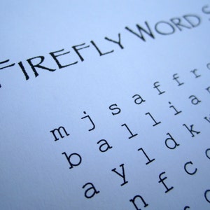 Könnte beinhalten: Nahaufnahme eines gedruckten Suchrätsels mit dem Titel "FIREFLY WORD SEARCH" in schwarzer Tinte auf weißem Papier. Das Rätselraster enthält Buchstabenreihen, wobei einige Wörter teilweise sichtbar sind.