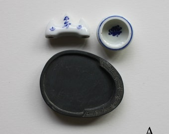 2 ensembles d'outils de calligraphie chinoise, tous deux contenant : pierre à encre, repose-pinceaux en porcelaine et réservoir d'eau en porcelaine pour rincer les pinceaux