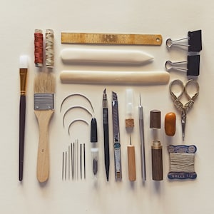 Kit de reliure avec étui en cuir brun, kit de reliure pour relieurs professionnels, outils de reliure antique, boîte à outils BookBinding image 2