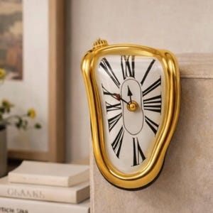 Reloj derretido para decoración de pared – Reloj estético surrealista en oro y plata – Arte mural inspirado en Dalí – Decoración única para el hogar – Pieza moderna que marca la diferencia