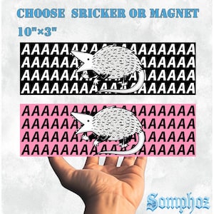 Op de afbeelding: Een zwart-witte sticker of magneet met een opossum-illustratie en het woord "AAAAAAAAAAAA" herhaald. De sticker is 25,4 cm bij 7,6 cm. De tekst "CHOOSE SRICKER OR MAGNET" staat bovenaan.