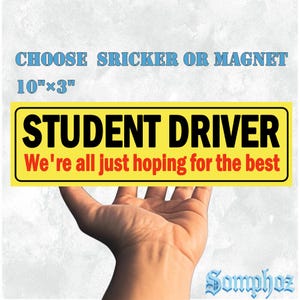 Peut inclure: Un panneau rectangulaire jaune avec une bordure noire portant le texte STUDENT DRIVER en lettres noires grasses et le texte rouge We're all just hoping for the best. Le panneau mesure 25,4 cm sur 7,6 cm et existe en autocollant ou aimant.