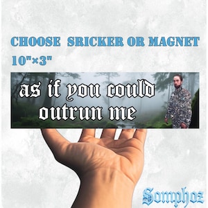 Peut inclure: Autocollant ou aimant rectangulaire avec l'inscription "as if you could outrun me" en police gothique. L'image comprend une scène de forêt brumeuse et une personne en veste scintillante. Dimensions : 25 cm x 7,6 cm.