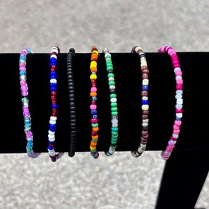 Pulseiras de miçangas coloridas – Pulseira elástica feita à mão com miçangas | Opção de pulseira com nome personalizado