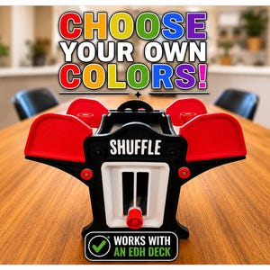Könnte beinhalten: Ein schwarz-weißes Kartenmischgerät mit roten Akzenten, das vorne den Text SHUFFLE, oben CHOOSE YOUR OWN COLORS und unten ein Etikett mit der Aufschrift WORKS WITH AN EDH DECK sowie einem grünen Häkchen-Symbol aufweist.