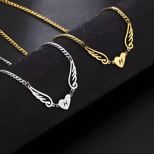 Collar con nombre personalizado y alas de ángel - Letras grabadas en acero inoxidable - Regalo para el Día de la Madre y para ella - Regalo único para mujer