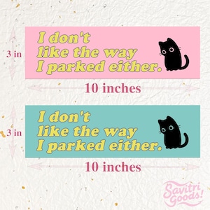 Peut inclure: Deux autocollants rectangulaires, un rose et un turquoise, avec le texte "I don't like the way I parked either." et une illustration de chat noir. Chaque autocollant mesure 25,4 cm de long et 7,6 cm de haut.