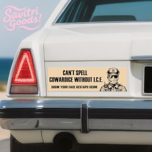 Op de afbeelding: Een rechthoekige bumpersticker op een witte auto met de tekst "CAN'T SPELL COWARDICE WITHOUT I.C.E. SHOW YOUR FACE GESTAPO SCUM." Een afbeelding van een politieagent staat rechts. Het Savitri Goods!-logo staat linksboven.