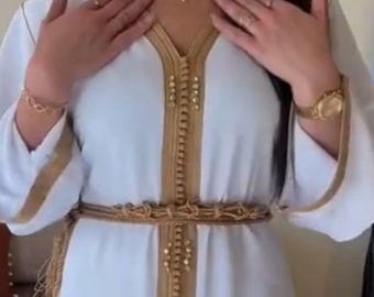 Witte crêpe kaftan met gouden borduursel: Marokkaanse djellaba-jurk