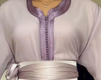 Eleganter lila marokkanischer Kaftan mit Satingürtel und Mousseline-Schichten – handgefertigtes Kaftankleid