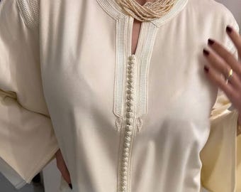 Handgemaakte Marokkaanse kaftan: Crèmekleurige trouwjurk met borduurwerk
