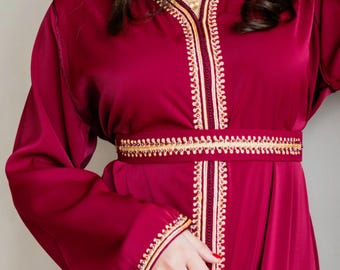 Bordeauxrode crêpe kaftan met gouden borduursels en bijpassende riem.