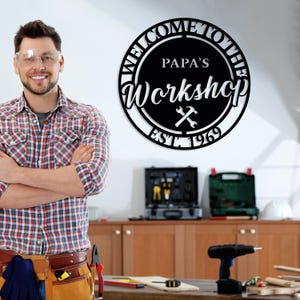 Letrero metálico personalizado de bienvenida al taller, regalo personalizado para papá, letrero de garaje, taller de papá, letrero de entrada de garaje de acero para exteriores, corona para puerta