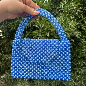 Bolso de cuentas azules hecho a mano – Monedero de novia estilo perla – Elegante clutch con cuentas de cristal – Bolso para boda – Regalo hecho a mano – Taller de artesanía electrónica