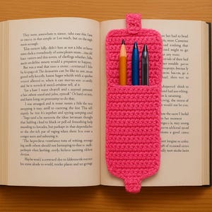 ペンや鉛筆用のポケットとストラップが付いたかぎ針編みのブックマークのPDFパターン｜先生、生徒、読書好きの方への簡単DIYギフトアイデア