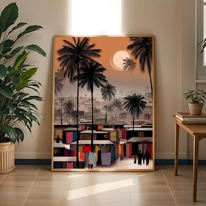 Può includere: Una stampa artistica incorniciata raffigura una vivace scena di mercato africano. Palme silhouette incorniciano il tramonto, con tessuti colorati appesi alle bancarelle del mercato. Una famiglia di tre persone cammina in primo piano.