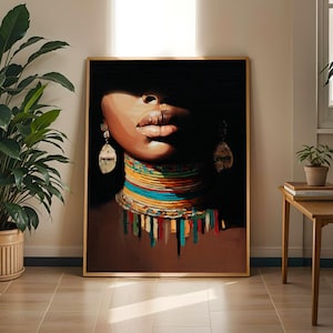 Peut inclure: Une œuvre d'art encadrée représentant un gros plan d'un visage, mettant l'accent sur les lèvres et le cou. La personne porte des colliers de perles colorés et des boucles d'oreilles. L'œuvre est dans un cadre en bois, exposée dans une pièce avec une plante en pot.