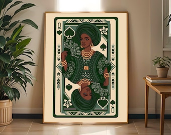 Op de afbeelding: Een ingelijste kunstdruk met een speelkaartontwerp met een gespiegelde illustratie van een persoon met een groene hoofddoek, een groen kledingstuk met patroon en gouden sieraden, die een waaier vasthoudt, met schoppensymbolen en bloemaccenten in crème en groen.