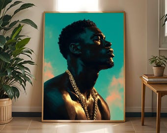 Op de afbeelding: Een ingelijste kunstdruk met een profielportret van een persoon met een donkere huidskleur, die een dikke gouden ketting draagt. De achtergrond is een levendige turquoise lucht met zachtroze wolken en het licht benadrukt de gelaatstrekken.