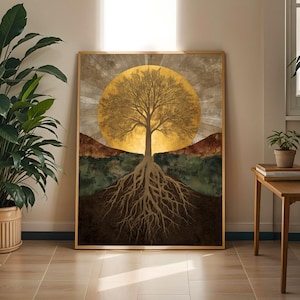 Può includere: Una stampa artistica rettangolare da parete in una sottile cornice dorata raffigurante un albero centrale con radici visibili che si estendono nel terreno marrone scuro. Un grande cerchio dorato luminoso si trova dietro l'albero su colline verdi.