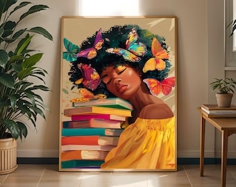 Pode incluir: Uma impressão de arte de parede emoldurada retratando uma pessoa de pele escura e cabelo encaracolado apoiando a cabeça numa pilha de livros coloridos. Várias borboletas vibrantes e multicoloridas estão pousadas no cabelo e à volta da pessoa, que usa um top amarelo.