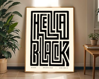 Könnte beinhalten: Ein rechteckiger Wandkunstdruck mit fetter schwarzer Typografie auf cremefarbenem Hintergrund. Der Text lautet HELLA BLACK in einer stilisierten, labyrinthartigen Schriftart. Kleinerer Text unten enthält HELLA BLACK, UNAPOLOGETICALLY BLACK und CULTURE + POWER + JOY.