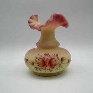 Fenton Burmese Satin Rose Blush Rüschenvase Hand bemalt von Linda Everson 4,5 &quot;x 5,5&quot;