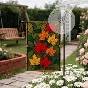 Könnte beinhalten: Eine rechteckige Gartenflagge mit einem Buntglas-Design aus leuchtend roten, orangefarbenen und gelben Ahornblättern vor einem dunkelgrünen Hintergrund. Die Flagge ist an einem schwarzen Metallständer befestigt und enthält den Text NATTHASHOP MY STORE.