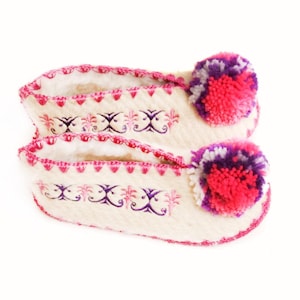 Pompom Slippers for Kids and Babies – Handmade from Wool with Eco Fur & Leather | EU 16–34 | Cotton Pouch Included