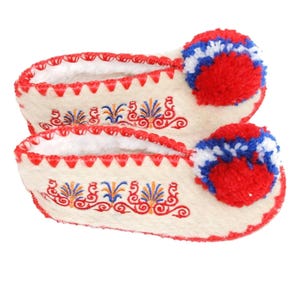Pompom Slippers for Kids and Babies – Handmade from Wool with Eco Fur & Leather | EU 16–34 | Cotton Pouch Included