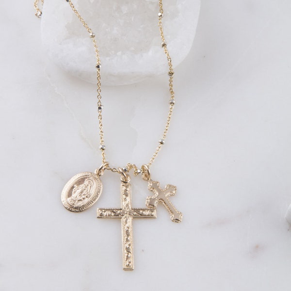 Collier Tiny Virgin Mary with 2 Crosses, Collier Virgin Mary Crosses, Collier délicat Layering, Croix florale, Plain Rope Cross Charm