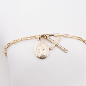 Jungfrau Maria Charm mit Kreuz Armband, religiöser Schmuck, Geschenk für Sie, Kreuz Armband, Kleine Gold Charm Armband Wunderbare Medaille