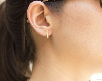 14K ゴールドフィルドの小さな三角形のスパイクポストスタッドイヤリング、小さなゴールドスタッドイヤリング、卒業祝い、普段使いのイヤリング、ベーシックシェイプイヤリング