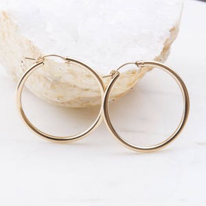 Boucles d&#39;oreilles épaisses en or 14 carats, cadeau pour elle, cadeau de Noël, grandes créoles en or, créoles en or 35 mm, bijoux de boucle d&#39;oreille minimalistes