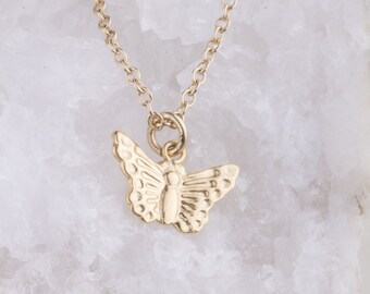 Colar minúsculo de borboleta de ouro ou prata, presente de dama de honra, presente para ela, colar de florista, colar de borboleta delicado, colar de ouro delicado