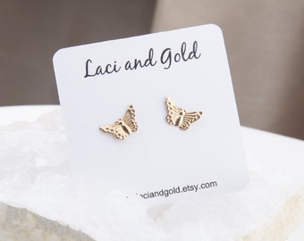 Orecchini a perno con piccola farfalla riempita in oro 14K, orecchini a perno in oro con piccola farfalla, regalo per lei, orecchini di tutti i giorni, borchie delicate