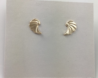 Pendientes de alas de ángel pulido de oro pequeño, pendientes de alas de ángel, pendientes de forma básica, pendientes de perno pequeño de oro, pendientes de oro