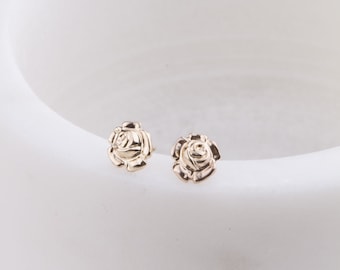 Gold Rose Ohrstecker, minimal, jeden Tag Ohrringe, Geschenk unter 30, Geschenk für sie, zarte Rose Blume Gold Ohrstecker, Valentinstag Geschenk