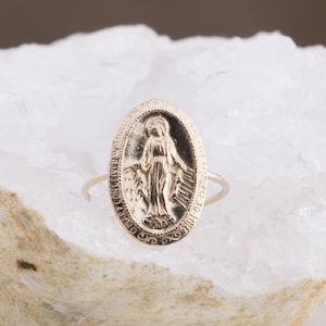 Delicado anillo ovalado grande de la Virgen María bañado en oro de 14 quilates en tallas 6, 7 y 8, anillo religioso, regalo para ella, Pascua, anillo delicado, anillo de la Virgen María