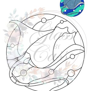 Peut inclure: Un dessin en noir et blanc d'une raie dans un cercle. La raie est stylisée avec un motif géométrique. Le dessin est parfait pour la coloration.