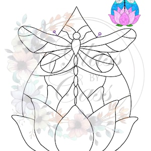 Pode incluir: Um padrão de vitral em linha preta e branca de uma libélula pousada em uma flor de lótus.