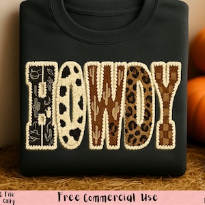 Könnte beinhalten: Schwarzes Sweatshirt mit dem Wort "HOWDY" in einem Western-Design. Die Buchstaben zeigen Muster wie Kakteen, Kuhdruck, Leopardenmuster und ein braunes Karomuster. Das Sweatshirt wird auf einem Strohbett mit Kürbissen im Hintergrund präsentiert.