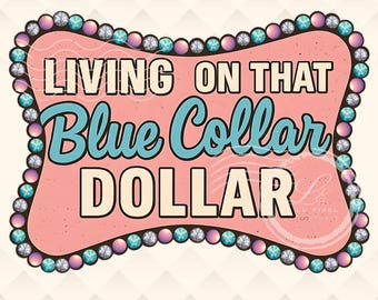 Puede incluir: Un diseño digital con fondo rosa y borde decorativo de gemas. El texto "LIVING ON THAT Blue Collar DOLLAR" se muestra en una fuente retro. El diseño es un archivo PNG.