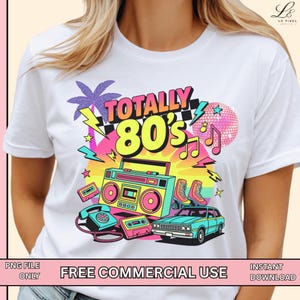 Puede incluir: Una camiseta blanca con un diseño gráfico colorido que presenta el texto "Totally 80's" con una radiocassette, un coche, patines y una bola de discoteca.