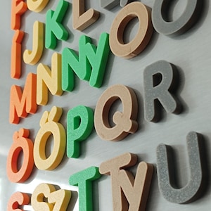 Alfabeto magnético de la selva: letras impresas en 3D para decorar el refrigerador o una habitación infantil con estética Montessori.