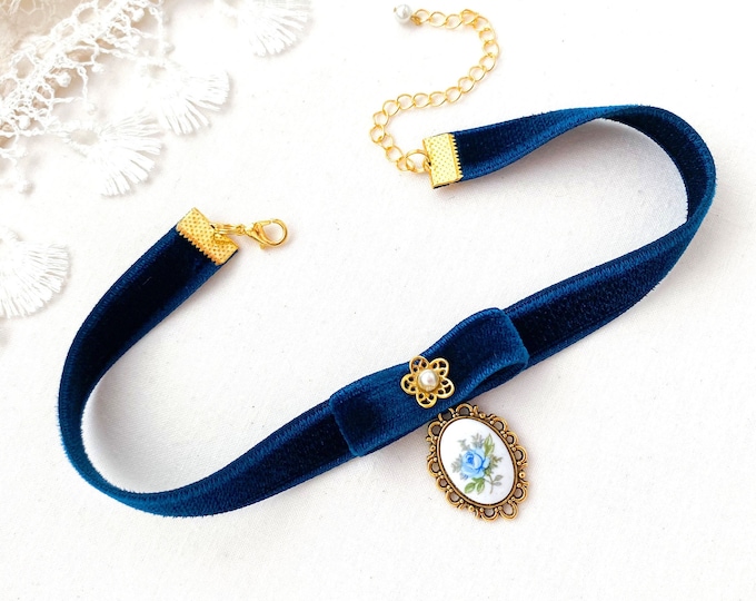 Velvet Choker with Floral Cameo - Collar Necklace for Women - Renaissance Fair Jewelry