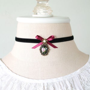 Romantic Choker Necklace with Rose Cameo Pendant