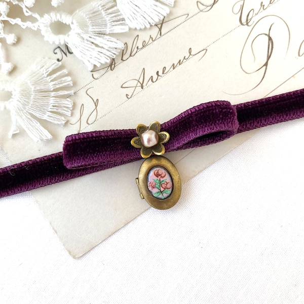 Velvet Ribbon Necklace with Vintage Locket - Bow Tie Choker - Birthday Gift Friend Girlfriend Daughter