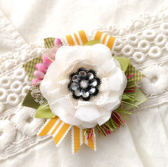 Mother’s Day Brooch Wedding Boutonniere Gift Corsage Fine thread with Leaves or Heart Jewelry Graduation Accessory White Flower
